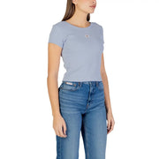 Calvin Klein Jeans Damen-T-Shirt aus blauer Baumwolle mit Rundhalsausschnitt, hellblauen kurzen Ärmeln und gesticktem Logo auf der linken Brustseite