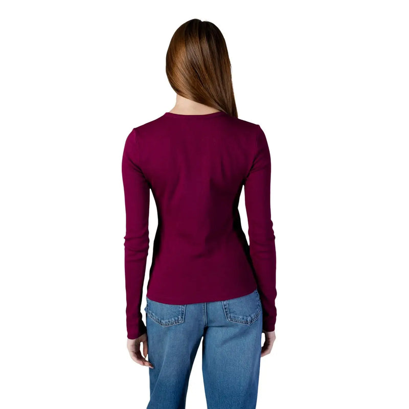 Ein tailliertes, langärmeliges, bordeauxrotes Baumwollhemd top mit einem runden Halsausschnitt von Calvin Klein Jeans Damenkollektion