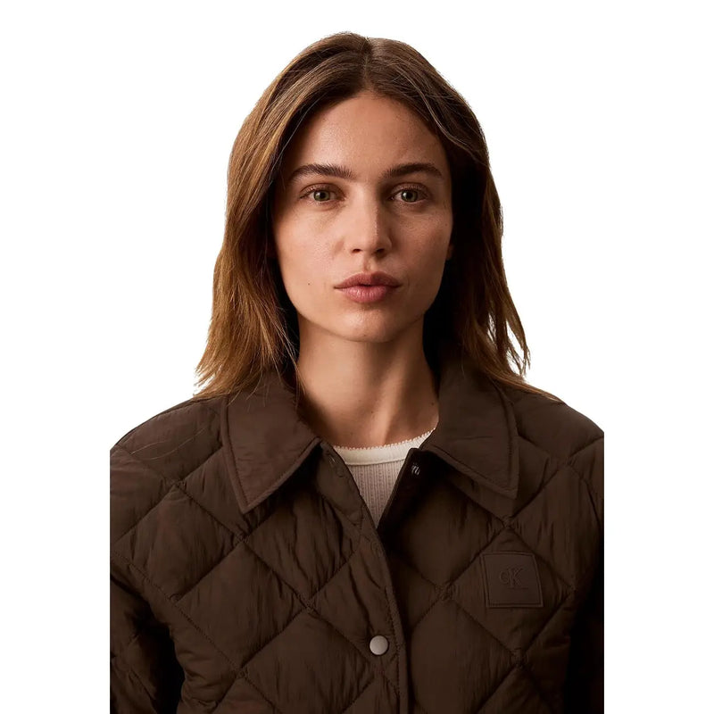 Braune gesteppte Nylonjacke für Damen von Calvin Klein Jeans mit klassischem Kragen und Knopfverschluss