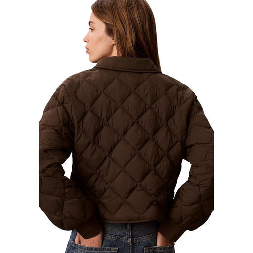 Calvin Klein Jeans Braune, gesteppte Nylon-Damenjacke mit klassischem Kragen und Rautensteppung
