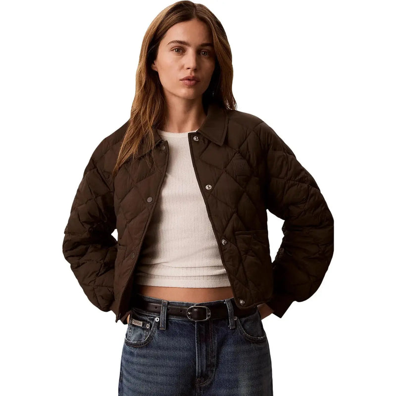 Calvin Klein Jeans Damen braune gesteppte Nylonjacke mit klassischem Kragen und Knopfverschluss, Vorderansicht