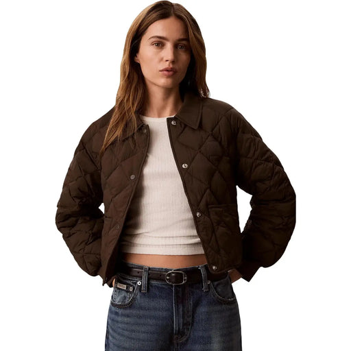 Calvin Klein Jeans Damen braune gesteppte Nylonjacke mit klassischem Kragen und Knopfverschluss, Vorderansicht