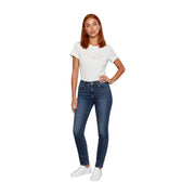 Dunkelblaue High-Waist-Skinny-Jeans kombiniert mit einem weißen Baumwoll-T-Shirt mit Rundhalsausschnitt aus der Calvin Klein Jeans Damenkollektion.