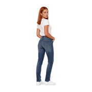 Calvin Klein Damen-T-Shirt aus Baumwolle mit Rundhalsausschnitt, weiß, abgebildet mit hochgeschnittener, schmal geschnittener blauer Jeans (Rückseite)