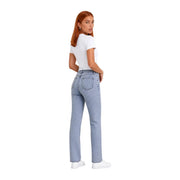 Hellblaue Jeans mit geradem Bein und klassischen Gesäßtaschen, von hinten gesehen, kombiniert mit einem weißen Baumwoll-T-Shirt von Calvin Klein.
