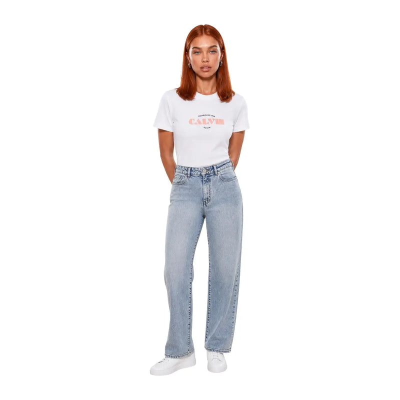 Hellblaue Jeans mit hohem Bund, geradem Bein und klassischen Nähten, kombiniert mit einem weißen Baumwoll-T-Shirt von Calvin Klein