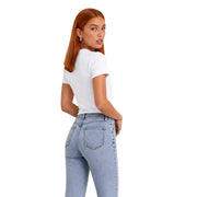 Hellblaue Jeans mit klassischem Five-Pocket-Design und dezenter Auswaschung an den Oberschenkeln, kombiniert mit weißem Baumwollstoff von Calvin Klein. t-shirt