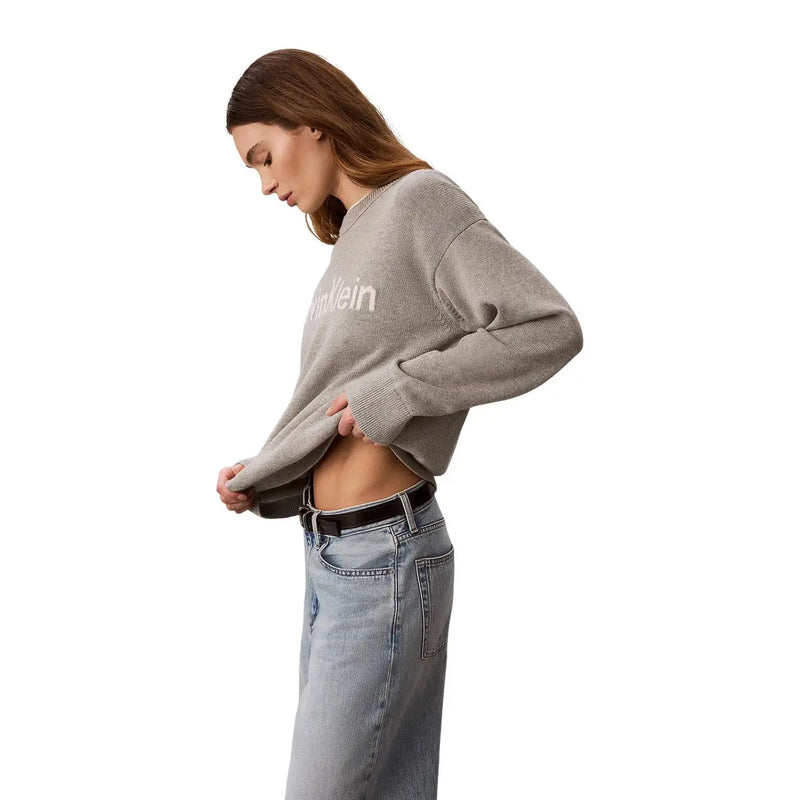 Grau Calvin Klein Jeans Damen-Sweatshirt-Pullover aus Baumwolle mit weißem Logo und gerippten Bündchen.