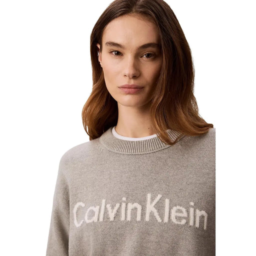 Calvin Klein Jeans Grauer Damen-Strickpullover aus Baumwolle mit weichem Stoff und markantem weißen Logo auf der Brust