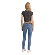 Eine hellblaue Skinny-Jeans mit braunen Ledergürtelschlaufen, kombiniert mit einem grauen Baumwoll-T-Shirt von Calvin Klein Jeans für Damen mit Rundhalsausschnitt.