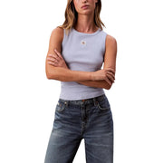 Calvin Klein Jeans Damen hellblaues geripptes ärmelloses Tanktop top mit Rundhalsausschnitt und kleinem Logo-Aufnäher auf der Brust