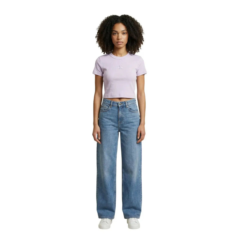 Calvin Klein Jeans Damen-Baumwoll-Crop-Shirt in Lila mit Rundhalsausschnitt und kleinem, gesticktem Logo auf der Brust