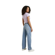Rückansicht einer hellen, weit geschnittenen Jeans aus Denim, kombiniert mit einem lilafarbenen Baumwoll-T-Shirt von Calvin Klein Jeans für Damen mit Rundhalsausschnitt.