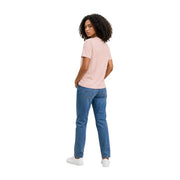 Calvin Klein Jeans Damen-T-Shirt aus rosafarbener Baumwolle mit kurzen Ärmeln, das den Rücken mit einem dezenten Logo-Detail zeigt.