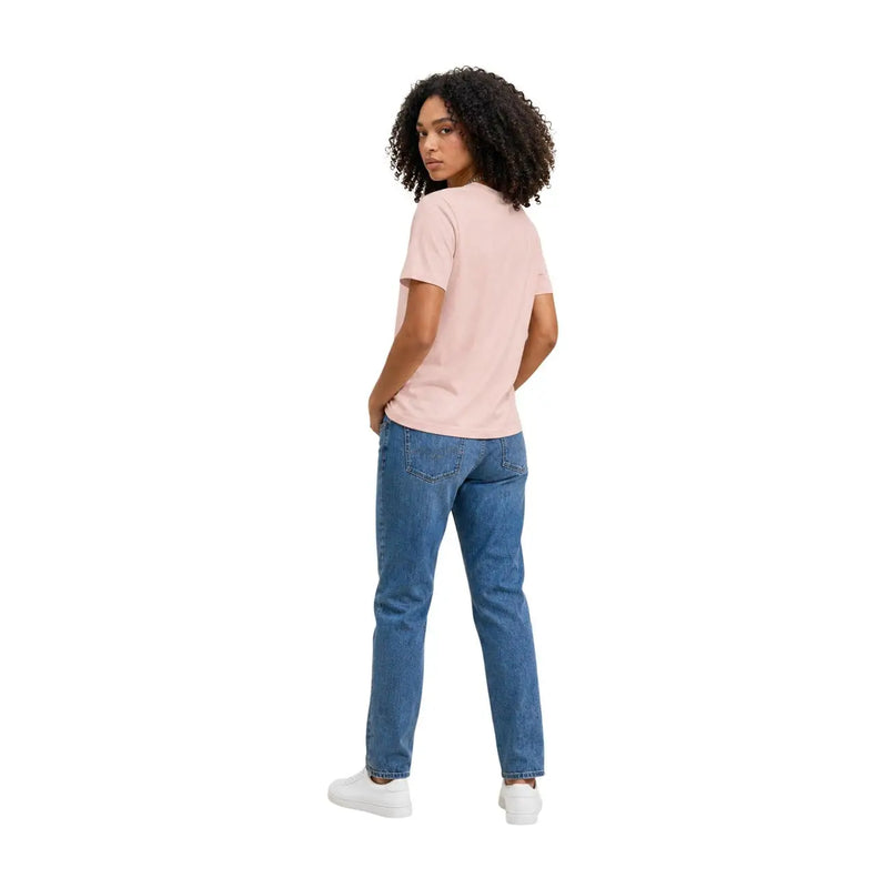 Calvin Klein Jeans Damen-T-Shirt aus rosafarbener Baumwolle mit kurzen Ärmeln, das den Rücken mit einem dezenten Logo-Detail zeigt.