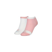 Ein Paar Calvin Klein Jeans Damen-Sneakersocken in Rosa und Weiß mit dezentem Puma-Logo am Fuß