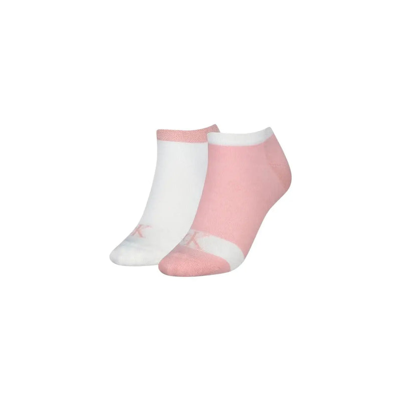 Ein Paar Calvin Klein Jeans Damen-Sneakersocken in Rosa und Weiß mit dezentem Puma-Logo am Fuß