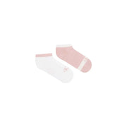 Ein Paar Calvin Klein Jeans Damen Sneaker Socken, niedrig geschnitten, knöchelhoch, rosa mit weißem Streifen und einfarbig weiß mit CK-Logo