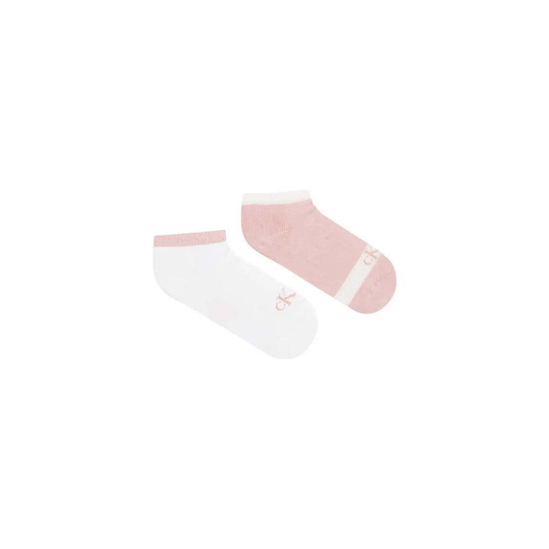 Ein Paar Calvin Klein Jeans Damen Sneaker Socken, niedrig geschnitten, knöchelhoch, rosa mit weißem Streifen und einfarbig weiß mit CK-Logo