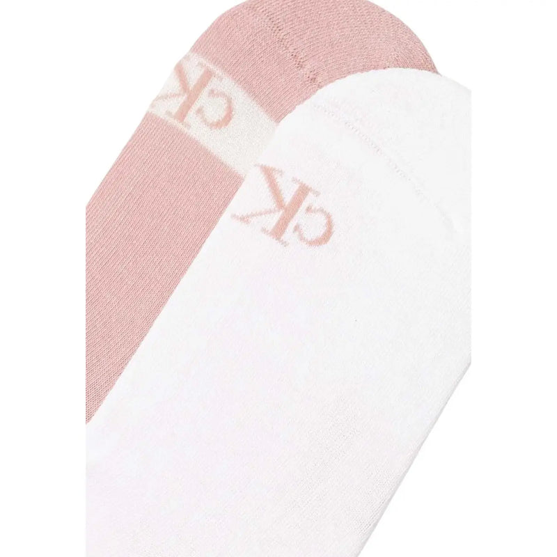 Ein Paar zarte, minimalistische weiße und rosafarbene Schuhe Calvin Klein Jeans Damen-Sneaker-Socken mit dezenter CK-Logo-Stickerei