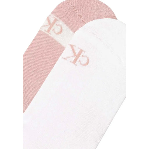 Ein Paar zarte, minimalistische weiße und rosafarbene Schuhe Calvin Klein Jeans Damen-Sneaker-Socken mit dezenter CK-Logo-Stickerei