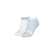Ein Paar hellblaue und weiße Calvin Klein Jeans Damen-Sneakersocken mit strukturiertem Bündchen im 2er-Pack
