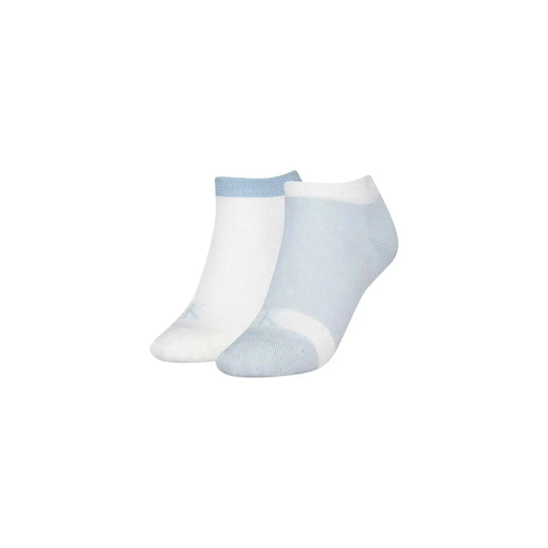 Ein Paar hellblaue und weiße Calvin Klein Jeans Damen-Sneakersocken mit strukturiertem Bündchen im 2er-Pack
