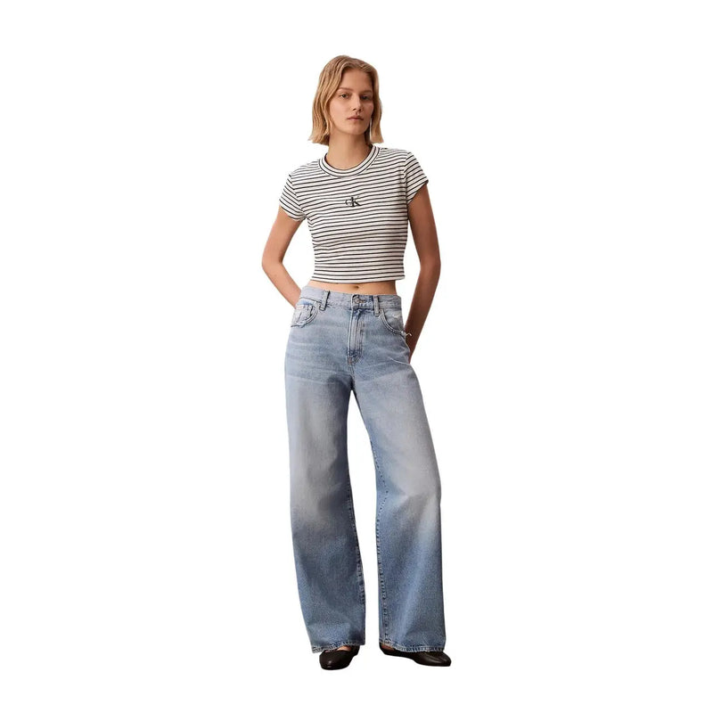 Eine hellblaue, weit geschnittene Jeans im klassischen Five-Pocket-Design, kombiniert mit einem schwarzen, gestreiften Rundhals-Shirt von Calvin Klein für Damen. top
