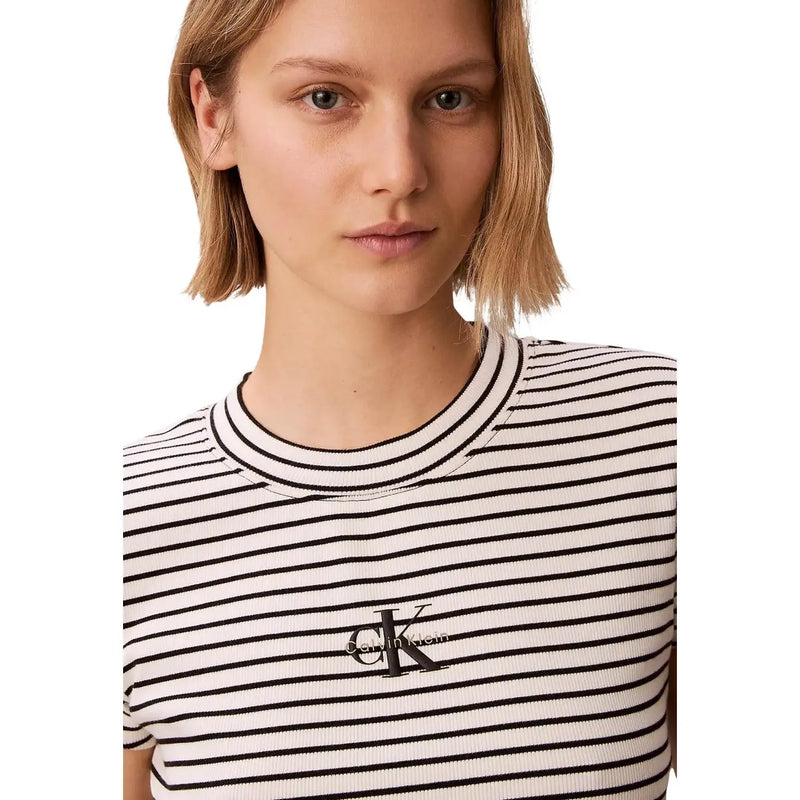 Calvin Klein Jeans Damen gestreifter Rundhals top Schwarz-weiß gerippter Strickpullover mit kurzen Ärmeln und Logostickerei.