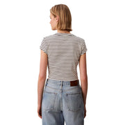 Eine Frau, die eine Calvin Klein Jeans schwarzes, kurzärmeliges, tailliertes Damen-Rundhals-Top mit Streifen top