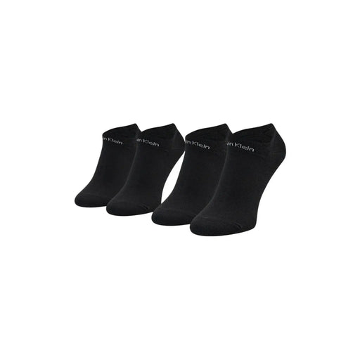 Schwarze Damenunterwäsche von Calvin Klein Jeans aus Stretch-Spitze, kombiniert mit schwarzen Knöchelsocken mit dezentem weißen Markenlogo an der Ferse