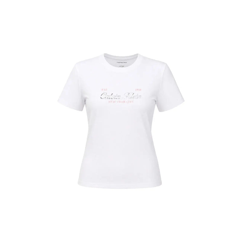 Calvin Klein Jeans Weißes, klassisch geschnittenes Damen-T-Shirt aus Baumwolle mit dezentem rosa-silbernem Logodruck auf der Brust