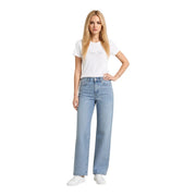 Hellblaue Jeans mit geradem Bein und klassischem Five-Pocket-Design aus der Calvin Klein Jeans Damen-Kollektion, dazu ein weißes Baumwoll-T-Shirt.