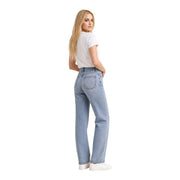 Hellblaue, hochgeschnittene Jeans mit geradem Bein, kombiniert mit einem Calvin Klein Jeans Weißes, klassisches kurzes Damen-T-Shirt aus Baumwolle