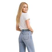 Hellblaue, hochgeschnittene Jeans mit weitem Bein, passend zu einem weißen, klassischen kurzen Baumwoll-T-Shirt von Calvin Klein für Damen.