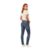 Blaue Jeans mit schmaler Passform und klassischem Five-Pocket-Design, kombiniert mit einem weißen, geometrischen Baumwoll-T-Shirt von Calvin Klein Jeans für Damen.