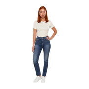 Hochgeschnittene blaue Jeans mit geradem Bein, kombiniert mit einem weißen Baumwoll-T-Shirt mit geometrischem Muster von Calvin Klein Jeans für Damen.