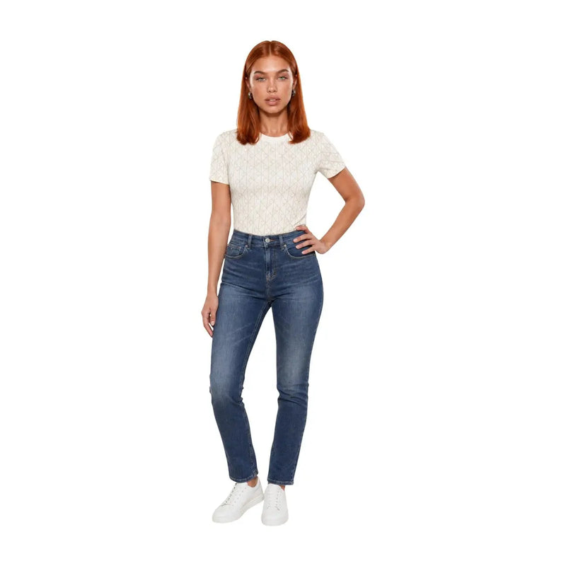Hochgeschnittene blaue Jeans mit geradem Bein, kombiniert mit einem weißen Baumwoll-T-Shirt mit geometrischem Muster von Calvin Klein Jeans für Damen.