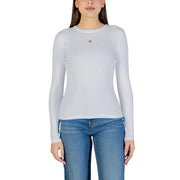 Ein hellgraues, geripptes Langarm-Baumwollshirt top mit einem kleinen roten Calvin Klein Logo auf der Brust für Frauen