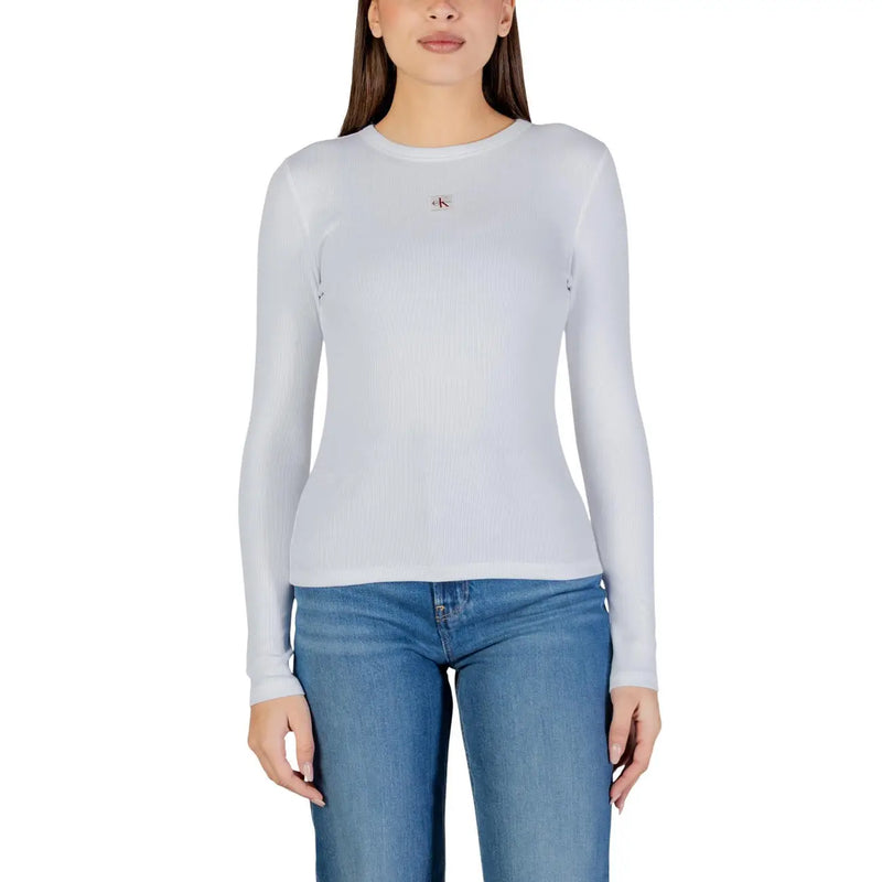 Ein hellgraues, geripptes Langarm-Baumwollshirt top mit einem kleinen roten Calvin Klein Logo auf der Brust für Frauen