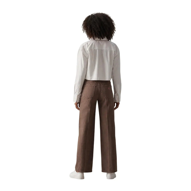 Braune, weit geschnittene Hose mit geradem Bein und sichtbaren Gesäßtaschen, von hinten gesehen, für Damen