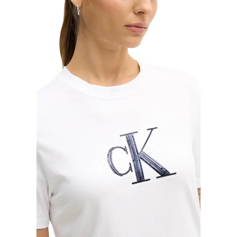 Calvin Klein Jeans Weißes Damen-T-Shirt aus Baumwolle mit Rundhalsausschnitt und auffälligem, dunkelblauem, gesticktem CK-Logo auf der Vorderseite