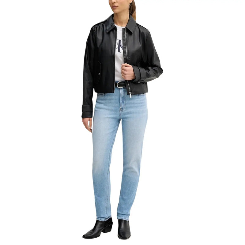 Schwarze Kunstlederjacke mit klassischem Kragen und Frontreißverschluss, kombiniert mit einer weißen Baumwoll-T-Shirt von Calvin Klein für Damen.