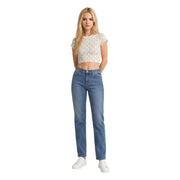Hochgeschnittene blaue Jeans mit geradem Bein und fünf Taschen, kombiniert mit einem weißen Baumwoll-T-Shirt von Calvin Klein für Damen.