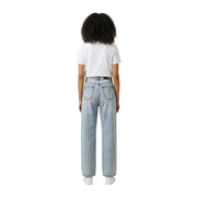 Weißes Baumwoll-T-Shirt mit Rundhalsausschnitt von Calvin Klein für Damen, abgebildet mit einer hellen, hochgeschnittenen Jeans mit weitem Bein (Rückansicht).