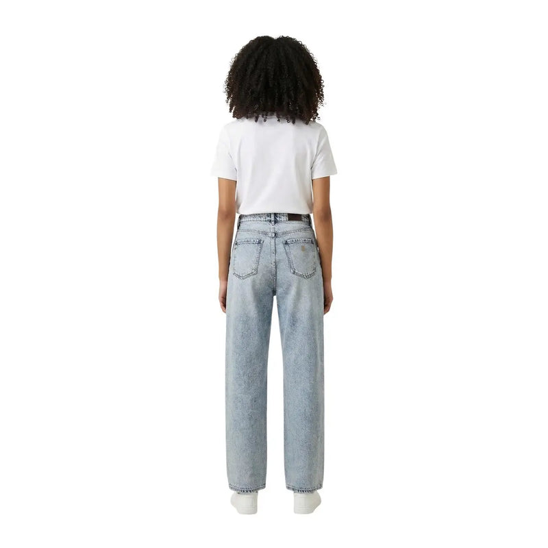 Weißes Baumwoll-T-Shirt mit Rundhalsausschnitt von Calvin Klein für Damen, abgebildet mit einer hellen, hochgeschnittenen Jeans mit weitem Bein (Rückansicht).