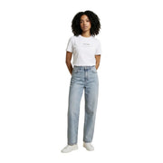 Hellblaue Jeans mit hohem Bund, geradem Bein und klassischen Ziernähten, kombiniert mit einem weißen Calvin Klein Damen-T-Shirt aus Baumwolle mit Rundhalsausschnitt.