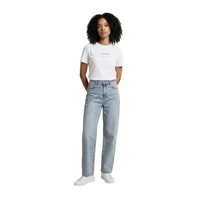 Hellblaue Jeans mit hohem Bund, geradem Bein und klassischen Ziernähten, kombiniert mit einem weißen Calvin Klein Damen-T-Shirt aus Baumwolle mit Rundhalsausschnitt.