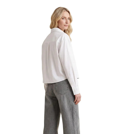 Calvin Klein Jeans Damen weißes Baumwoll-Langarmhemd mit klassischem Kragen und dezenten Rückenfalten, von hinten gesehen