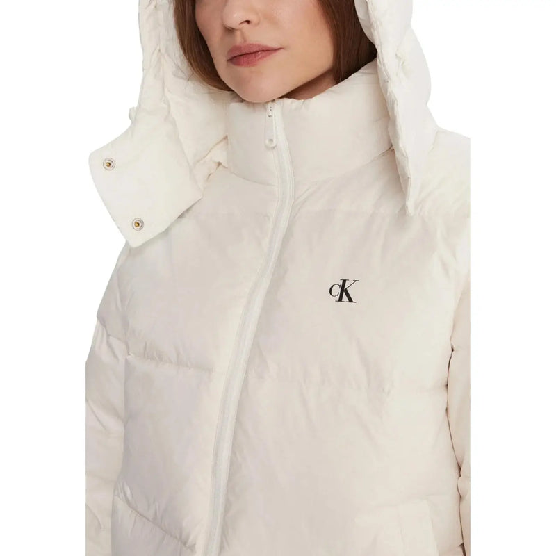 Calvin Klein Jeans Weiße Damen-Nylonjacke mit Kapuze, cremefarbene Steppjacke mit schwarzem, gesticktem Logo